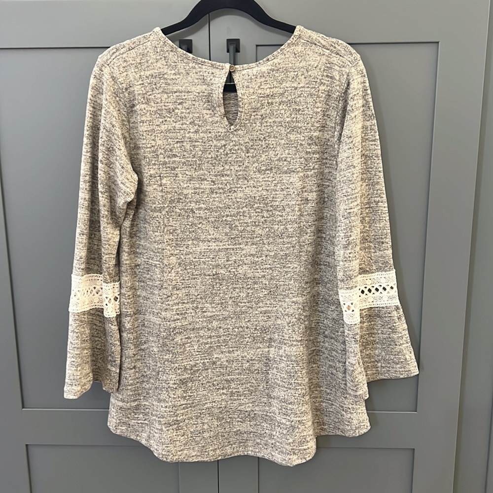 NWT {Lildy}Sz S/M Tan Heather Back Button Keyhole Tunic Top w/Bell Sleeves - Picture 5 of 9